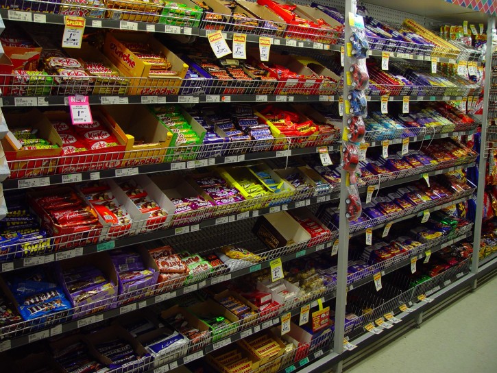 shelves-racks-of-chocolate-bars_w725_h544